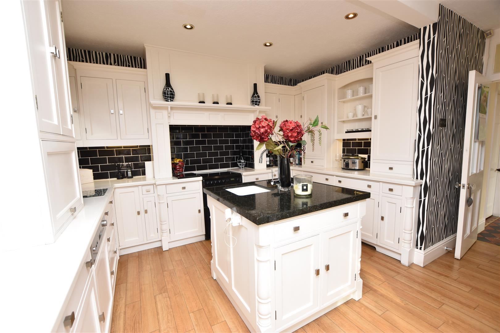 KITCHEN/BREAKFAST ROOM